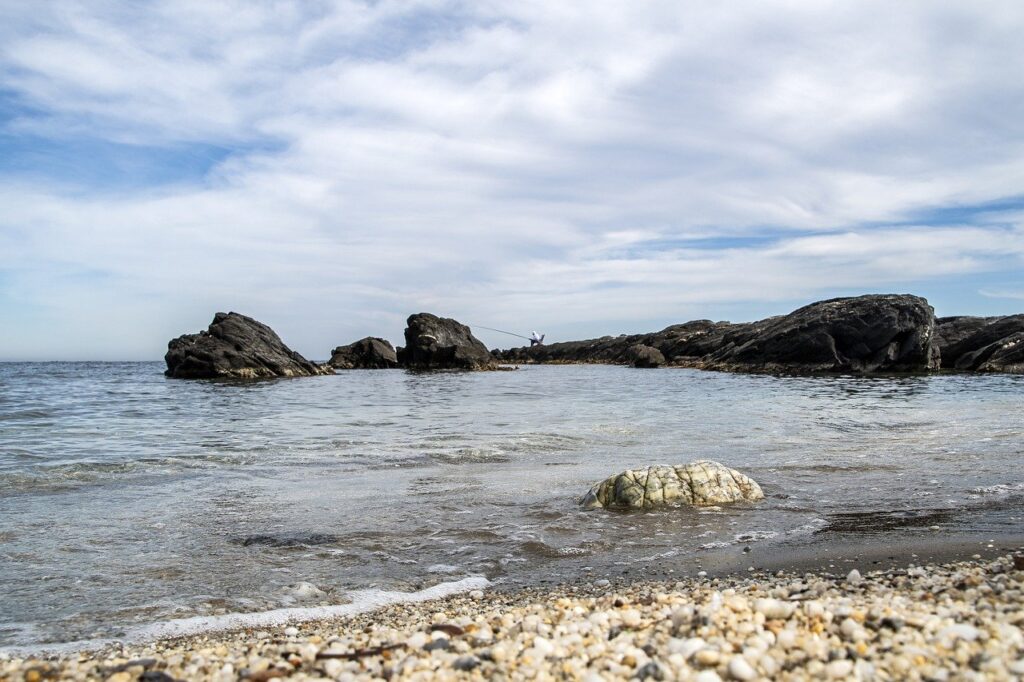 sea, rocks, beach-7988930.jpg